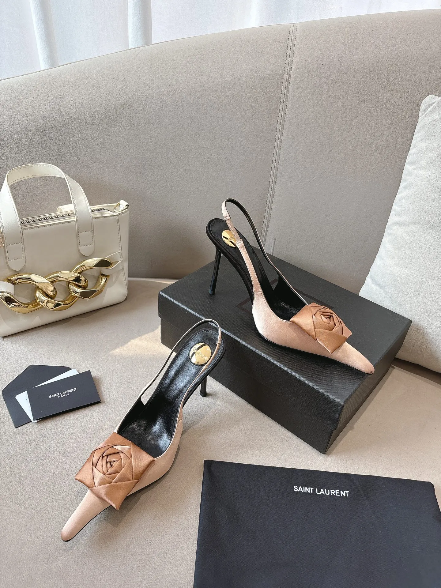 👟👟Ex-factory price 680👟👟 Saint Laurent ysl 25ss/autumn and winter ready-to-wear flower series catwalk style high heels. The toe and contrasting color design make the final effect quite impressive. The different colors are also very beautiful. Straight heels, curved heels, with flowers, and without flowers can be selected. Only YSL understands women’s hearts best and does not accept refutation. It is a super invincible feminine artifact, a must-have for women (z-brand full-body customization, own molded hardware accessories, perfect consistency) ✔ Upper: imported cow patent leather ✔ Inner lining: imported 🐑 goat leather ✔ Sole: imported genuine leather outsole ✔ Heel height: 10.5cm ✔ Size: 36-39 (40, 41, 42 can be customized and non-returnable) Flower style (full set of packaging)